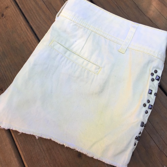 Daytrip Capricorn Yellow Shorts - Picture 3 of 7